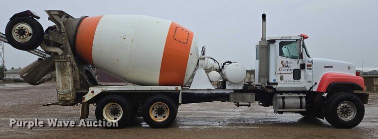 image for item DT7201 2001 International 5500i ready mix truck