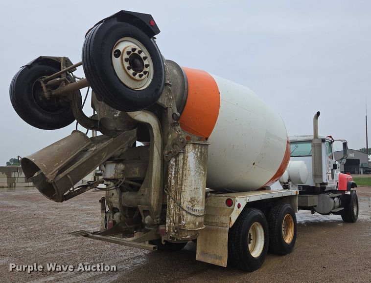 image for item DT7201 2001 International 5500i ready mix truck