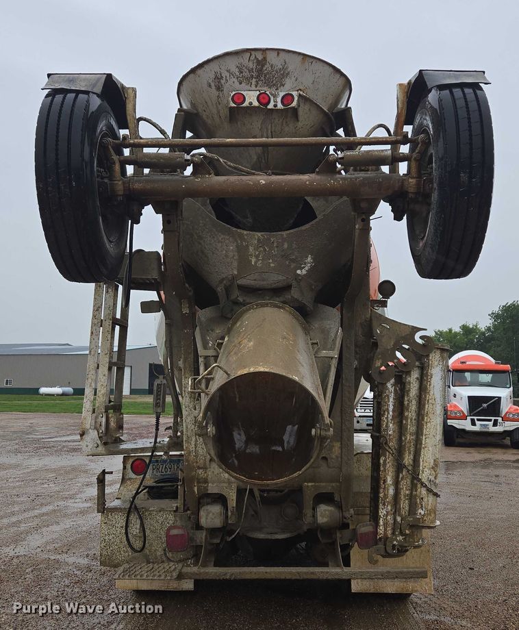 image for item DT7201 2001 International 5500i ready mix truck