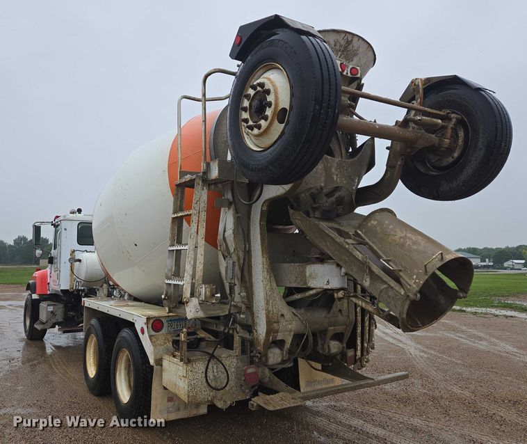 image for item DT7201 2001 International 5500i ready mix truck