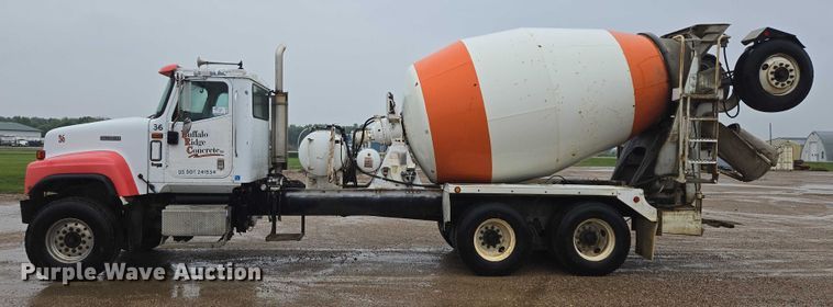 image for item DT7201 2001 International 5500i ready mix truck