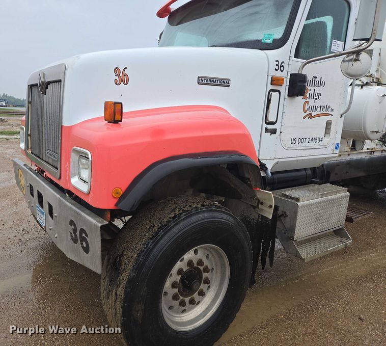 image for item DT7201 2001 International 5500i ready mix truck