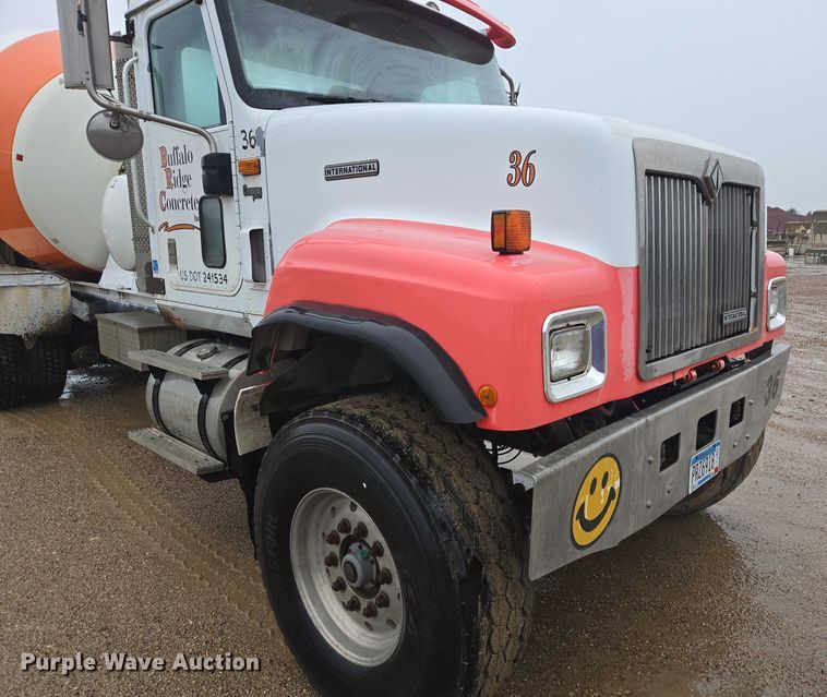 image for item DT7201 2001 International 5500i ready mix truck