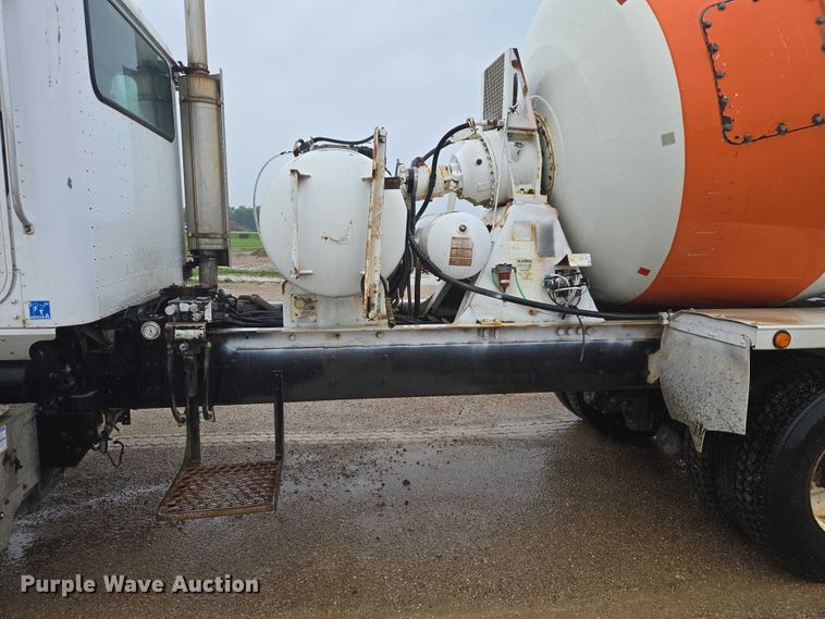 image for item DT7201 2001 International 5500i ready mix truck