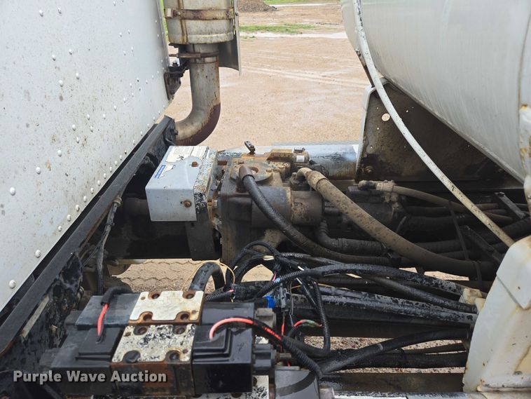 image for item DT7201 2001 International 5500i ready mix truck