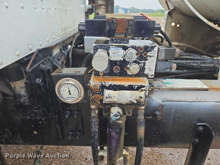 image for item DT7201 2001 International 5500i ready mix truck