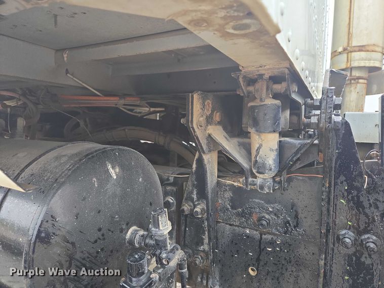 image for item DT7201 2001 International 5500i ready mix truck