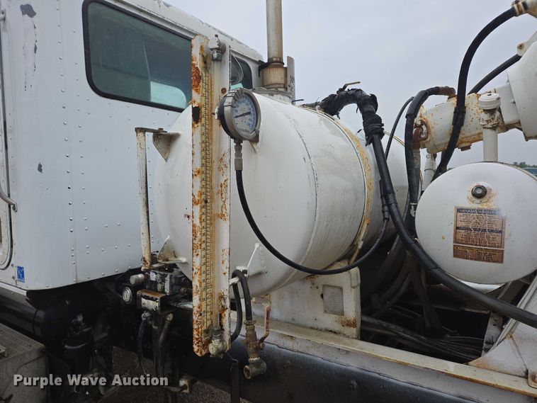 image for item DT7201 2001 International 5500i ready mix truck