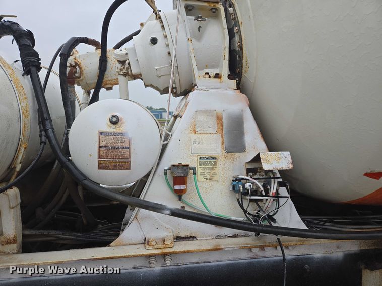 image for item DT7201 2001 International 5500i ready mix truck