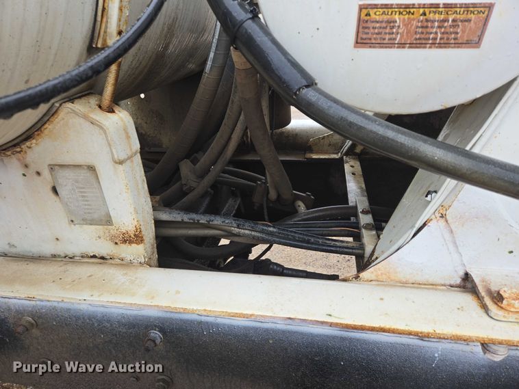 image for item DT7201 2001 International 5500i ready mix truck