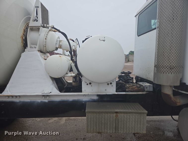 image for item DT7201 2001 International 5500i ready mix truck
