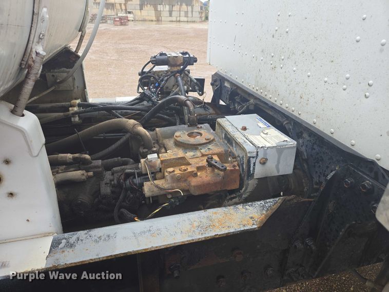 image for item DT7201 2001 International 5500i ready mix truck