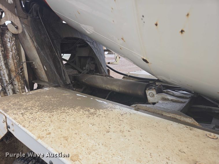 image for item DT7201 2001 International 5500i ready mix truck