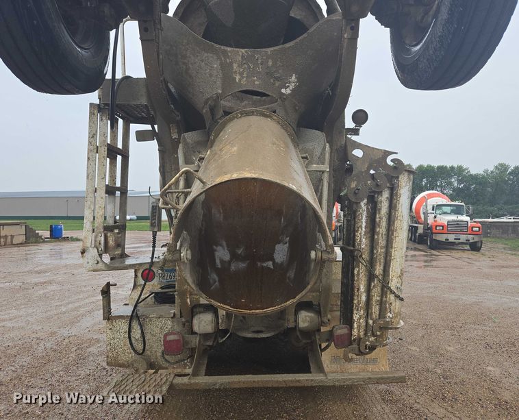 image for item DT7201 2001 International 5500i ready mix truck