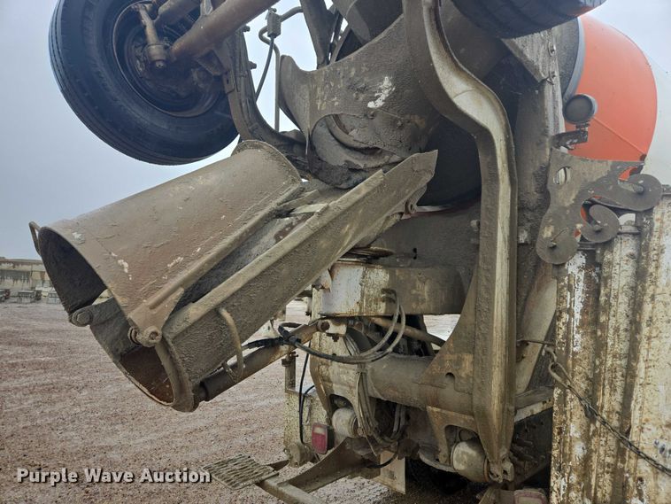 image for item DT7201 2001 International 5500i ready mix truck