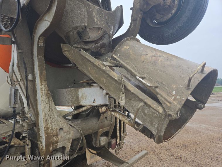 image for item DT7201 2001 International 5500i ready mix truck