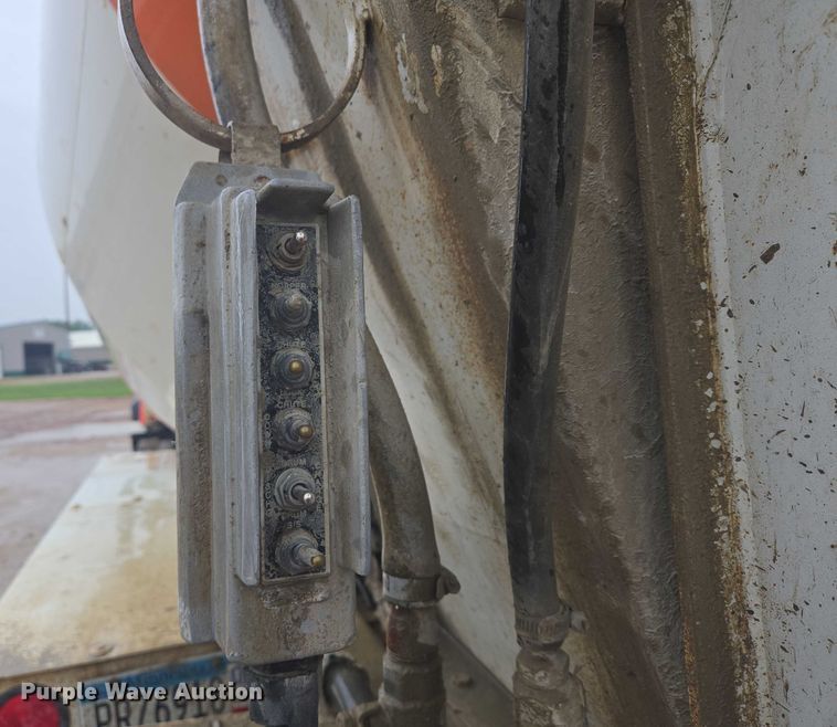 image for item DT7201 2001 International 5500i ready mix truck