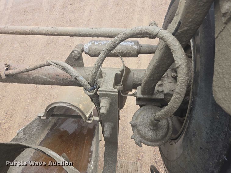 image for item DT7201 2001 International 5500i ready mix truck