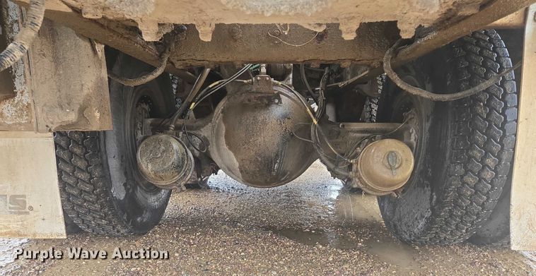 image for item DT7201 2001 International 5500i ready mix truck