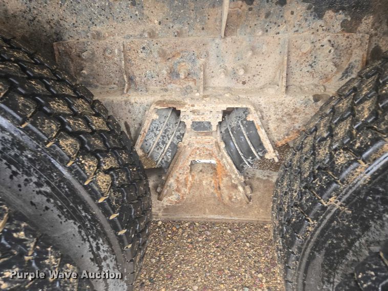 image for item DT7201 2001 International 5500i ready mix truck