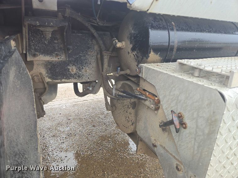 image for item DT7201 2001 International 5500i ready mix truck