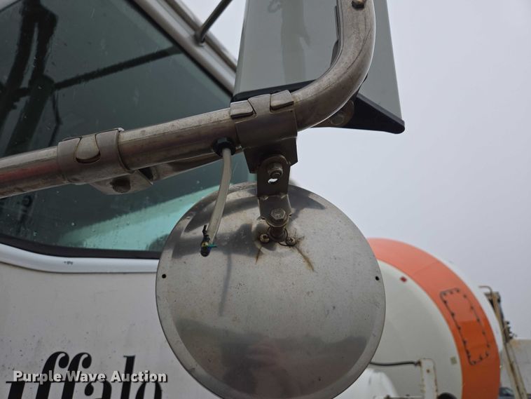 image for item DT7201 2001 International 5500i ready mix truck