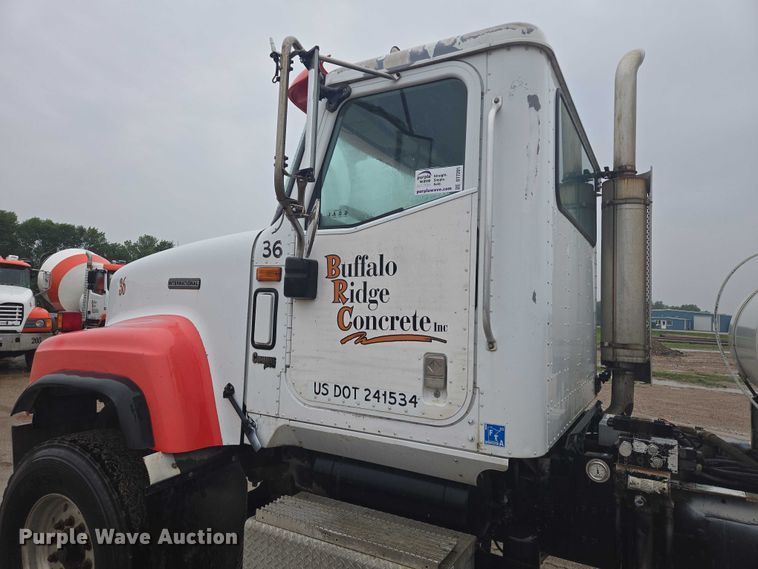 image for item DT7201 2001 International 5500i ready mix truck