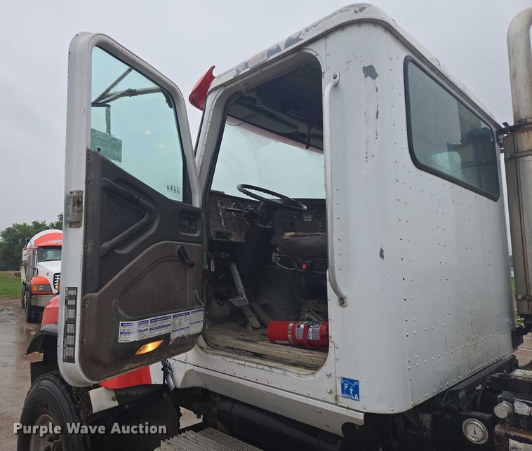 image for item DT7201 2001 International 5500i ready mix truck