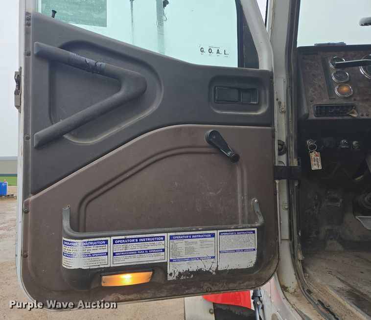 image for item DT7201 2001 International 5500i ready mix truck