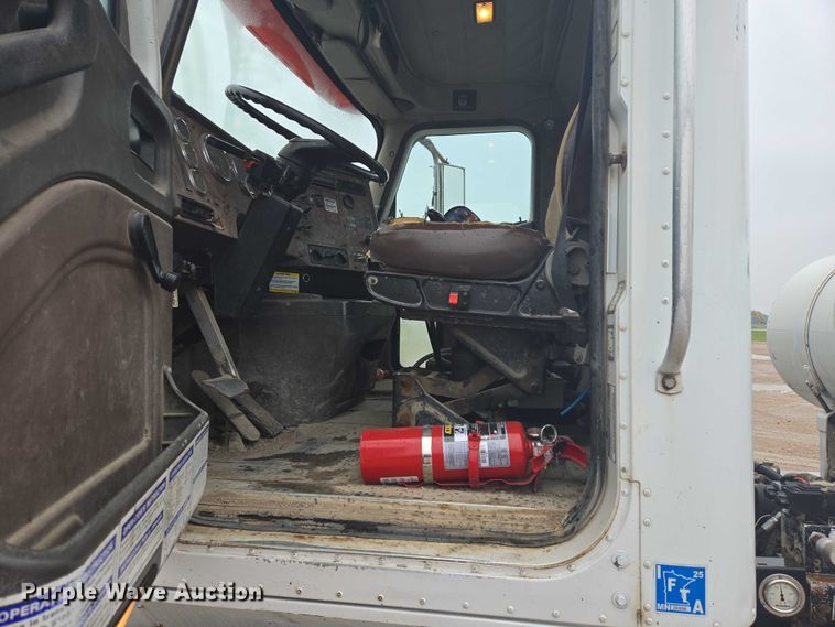 image for item DT7201 2001 International 5500i ready mix truck