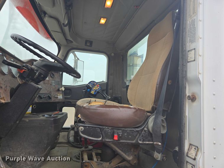 image for item DT7201 2001 International 5500i ready mix truck