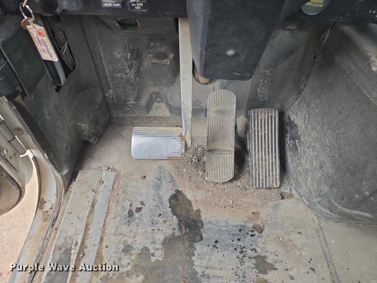 image for item DT7201 2001 International 5500i ready mix truck