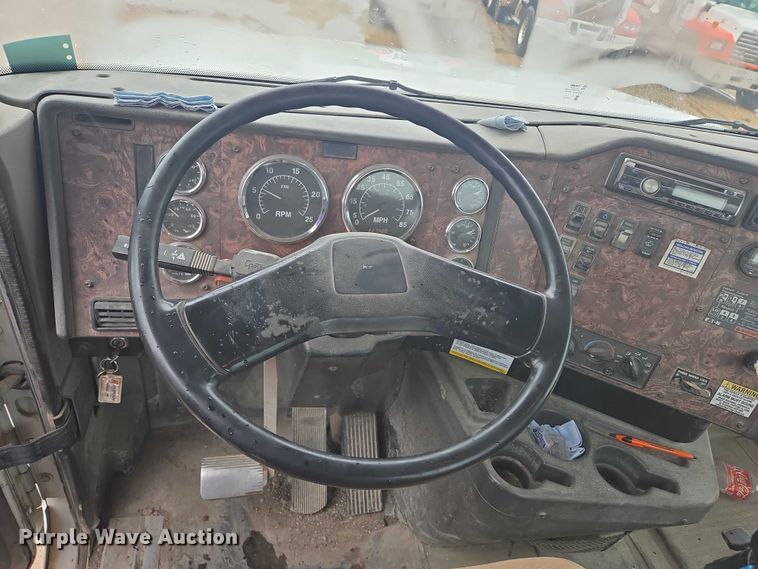 image for item DT7201 2001 International 5500i ready mix truck