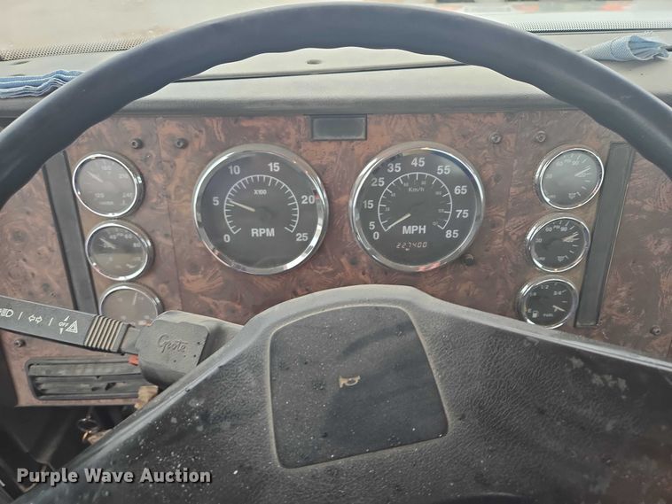 image for item DT7201 2001 International 5500i ready mix truck