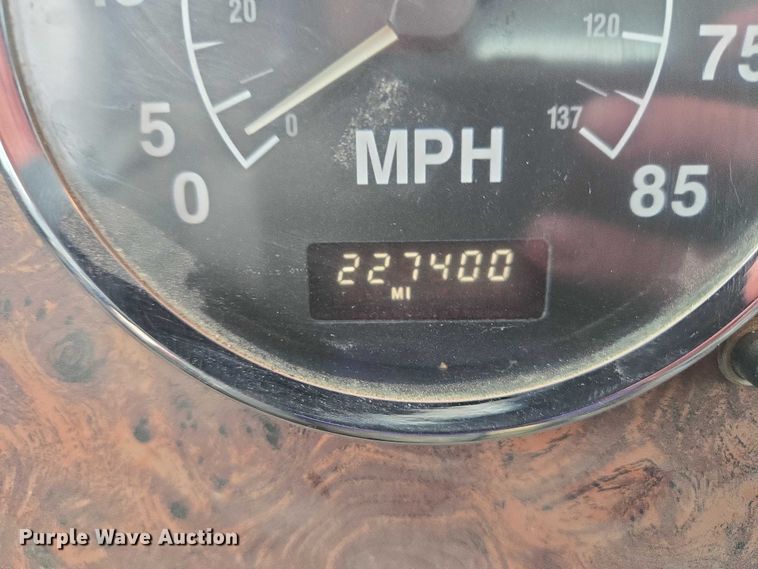 image for item DT7201 2001 International 5500i ready mix truck