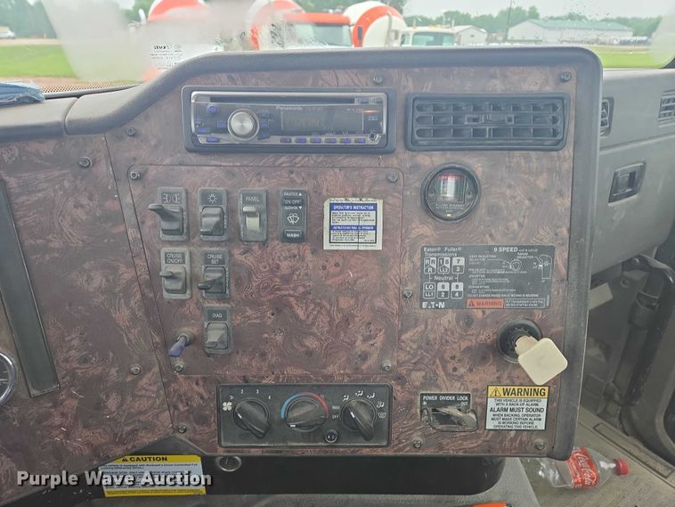 image for item DT7201 2001 International 5500i ready mix truck