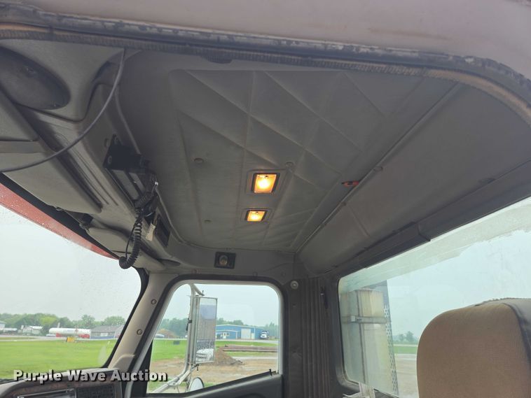 image for item DT7201 2001 International 5500i ready mix truck