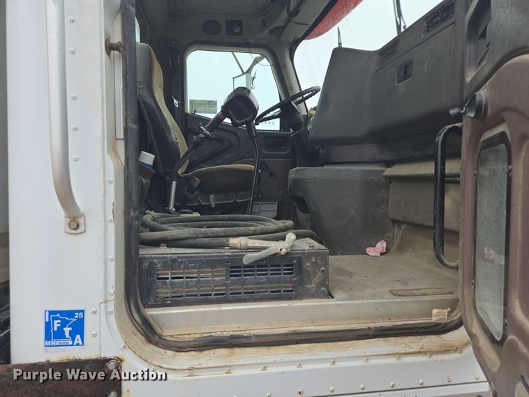 image for item DT7201 2001 International 5500i ready mix truck