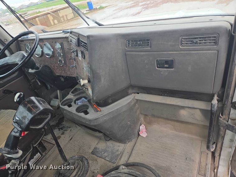 image for item DT7201 2001 International 5500i ready mix truck