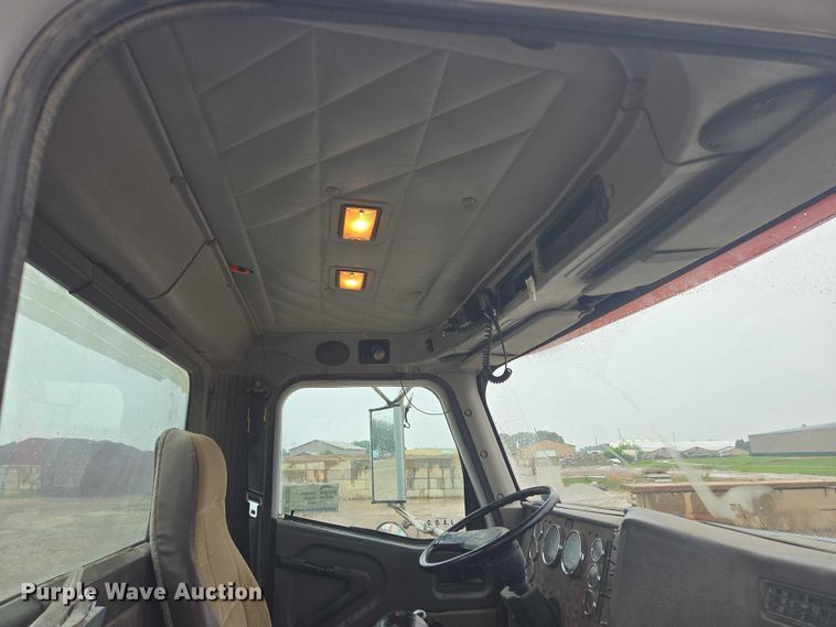 image for item DT7201 2001 International 5500i ready mix truck