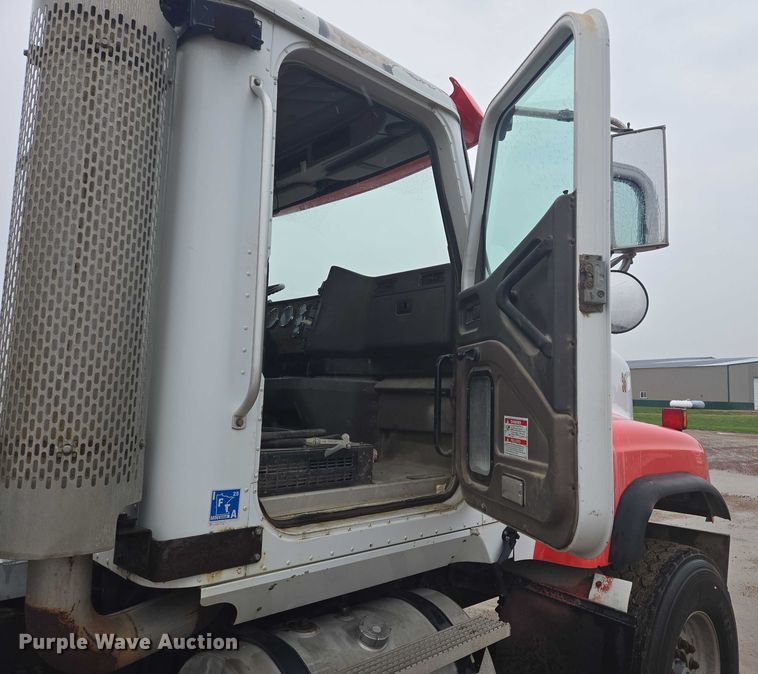 image for item DT7201 2001 International 5500i ready mix truck