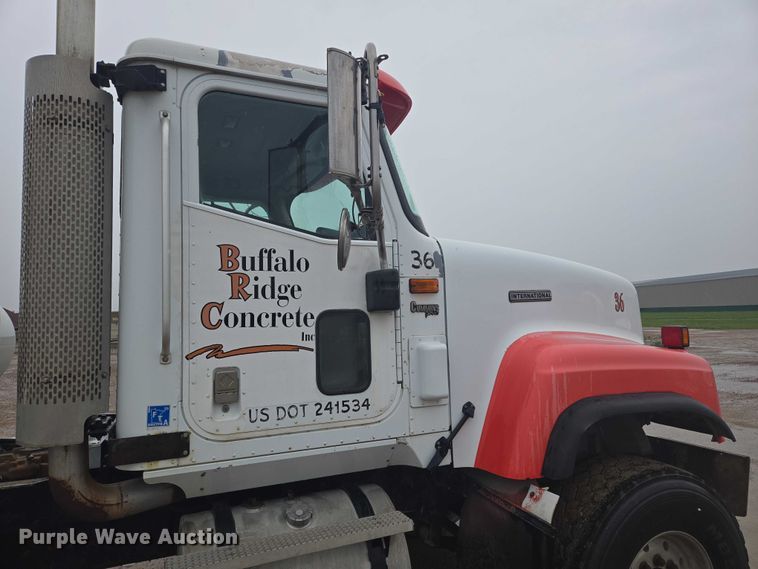 image for item DT7201 2001 International 5500i ready mix truck