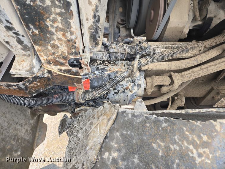 image for item DT7201 2001 International 5500i ready mix truck