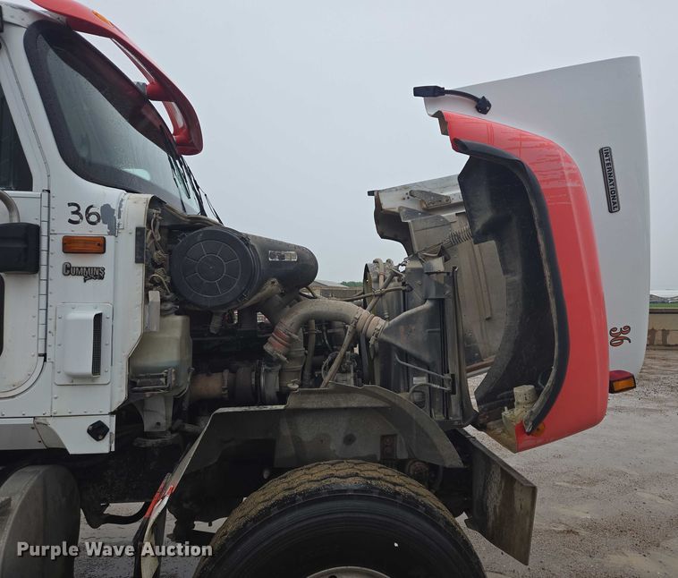 image for item DT7201 2001 International 5500i ready mix truck