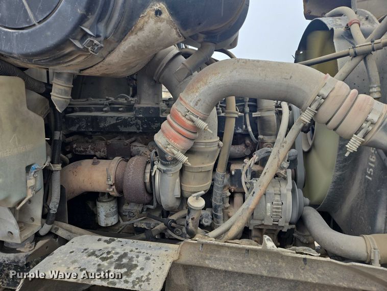 image for item DT7201 2001 International 5500i ready mix truck