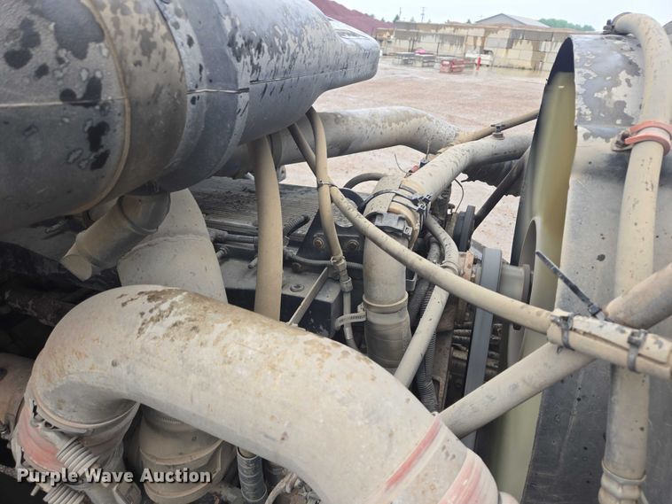 image for item DT7201 2001 International 5500i ready mix truck