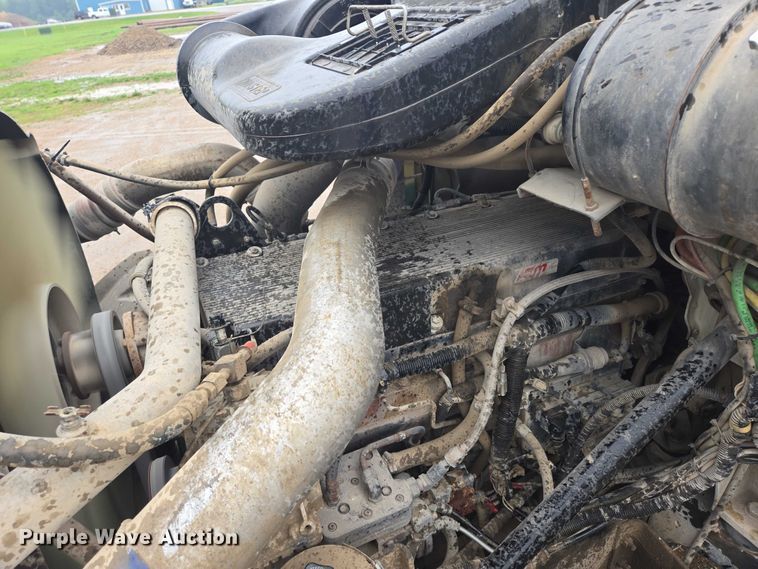 image for item DT7201 2001 International 5500i ready mix truck