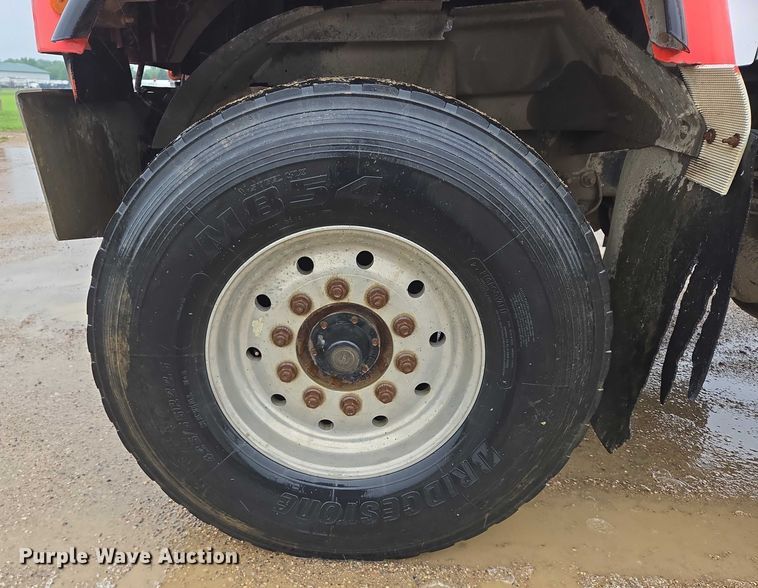 image for item DT7201 2001 International 5500i ready mix truck