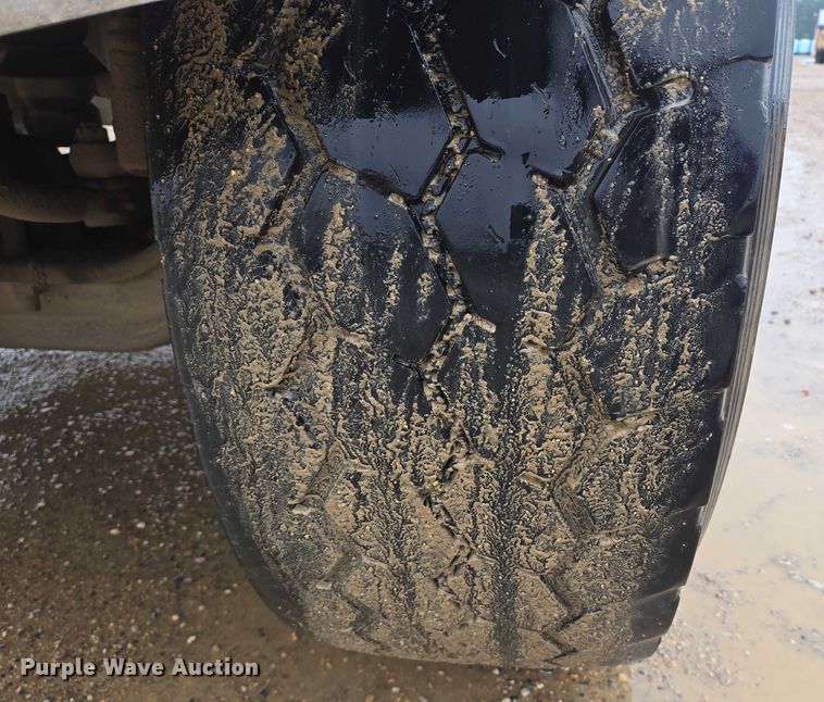 image for item DT7201 2001 International 5500i ready mix truck