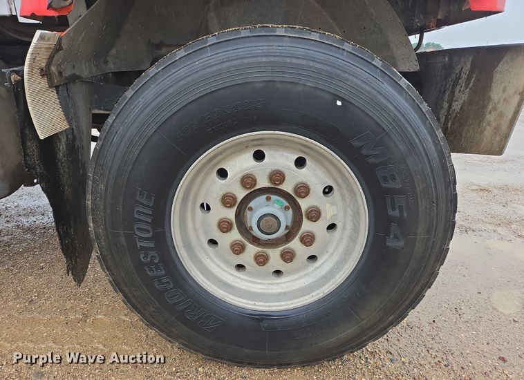 image for item DT7201 2001 International 5500i ready mix truck